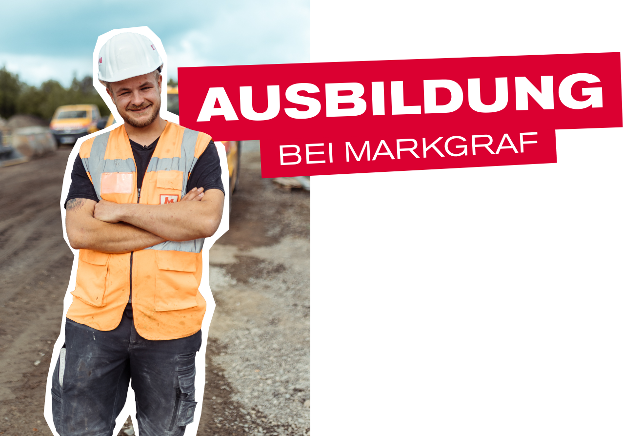 Junger, lächelnder Bau-Azubi oder Mitarbeiter der Firma Markgraf mit Schutzhelm und oranger Warnweste steht mit verschränkten Armen auf einer Baustelle. Rechts davon liegt eine rote Grafik mit dem weißen Text "AUSBILDUNG BEI MARKGRAF".